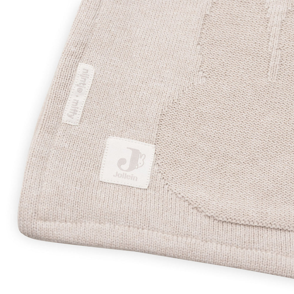 Deze zachte Miffy ledikantdeken van Jollein in de variant nougat coral fleece is perfect als dekentje of wikkeldeken. Combineer de deken met een laken: stijlvol en praktisch. VanZus