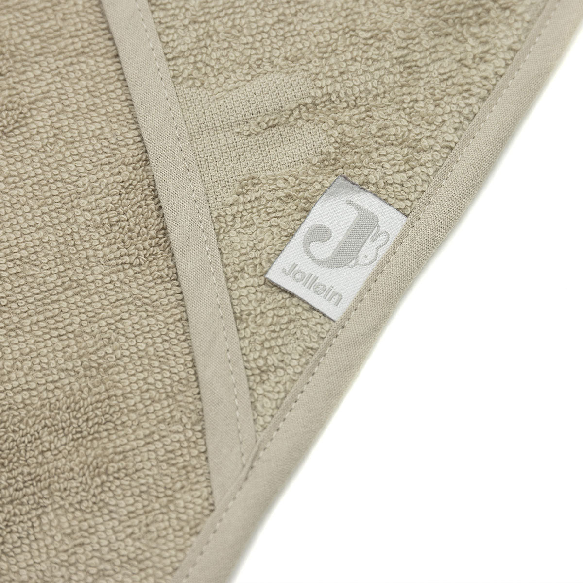 De badcape Miffy jacquard olive green van Jollein met luxe zachte stof met Nijntje motief is het perfecte handdoekje voor jouw kindje. De handdoek met capuchon (75x75 cm) is ideaal voor jouw mini. VanZus