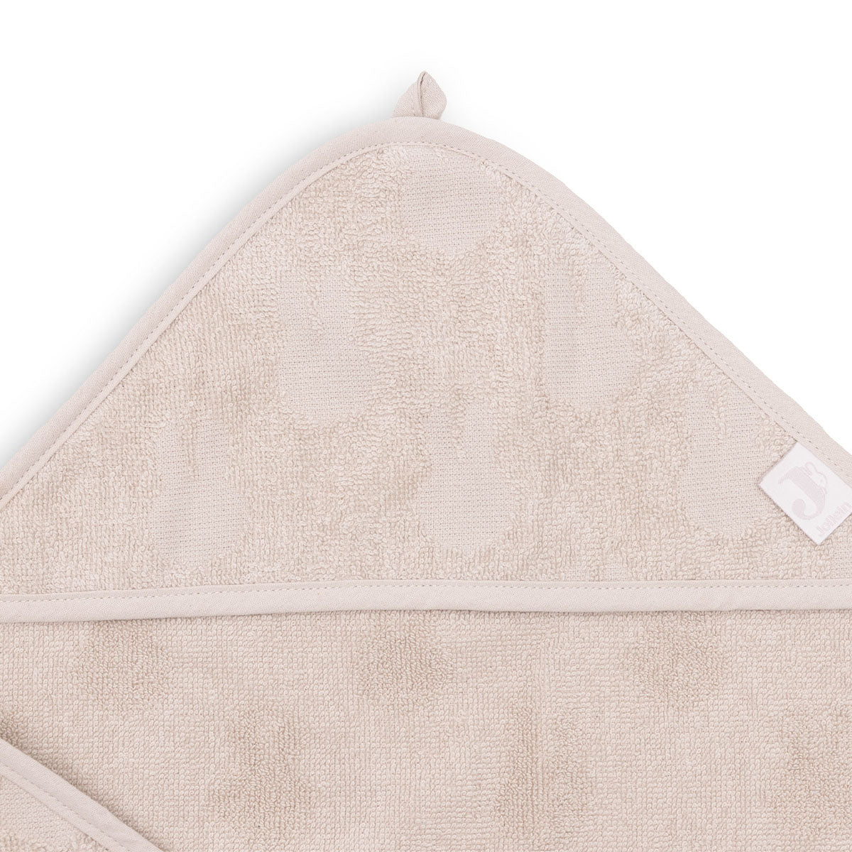 De badcape Miffy jacquard nougat van Jollein met luxe zachte stof met Nijntje motief is het perfecte handdoekje voor jouw kindje. Houd je mini warm met de handdoek met capuchon (75x75 cm). VanZus
