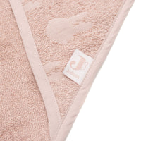 De zachte badcape Miffy jacquard wild rose van Jollein met Nijntje motief is het perfecte handdoekje voor jouw kindje. De handdoek met capuchon is 75x75 cm en is ideaal om je mini af te drogen en warm te houden. VanZus