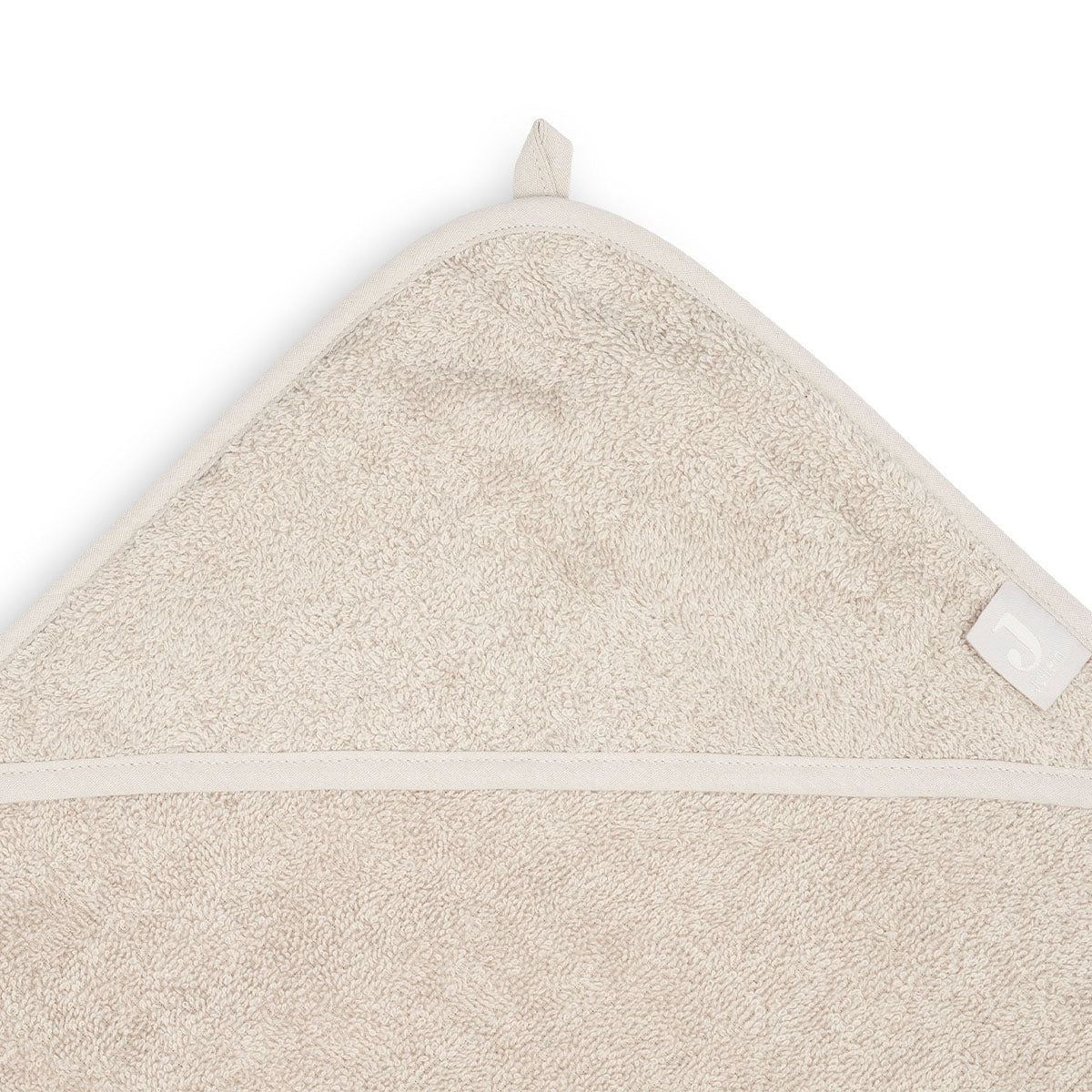 De heerlijk zachte badcape van Jollein in de kleur nougat is ideaal na het badderen of zwemmen. Houd je kindje warm en comfortabel met deze handige badcape. Eenvoudig op te hangen. Afmeting 100x100 cm. VanZus