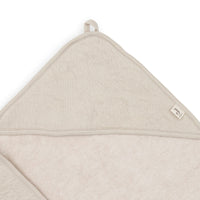 De badcape soft waves nougat van Jollein met luxe effen en zachte stof is het perfecte handdoekje voor jouw kindje. De handdoek met capuchon is 75x75 cm en is ideaal om je kindje af te drogen en warm te houden. VanZus