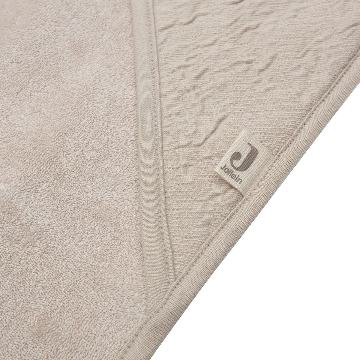 De badcape soft waves nougat van Jollein met luxe effen en zachte stof is het perfecte handdoekje voor jouw kindje. De handdoek met capuchon is 75x75 cm en is ideaal om je kindje af te drogen en warm te houden. VanZus