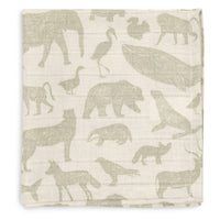 Een musthave: de 3-pack hydrofiel monddoekjes in de variant animals olive green van Jollein. Van doekjes heb je als ouders nooit genoeg. Functioneel en hip! Afmeting 31 x 31 cm. VanZus