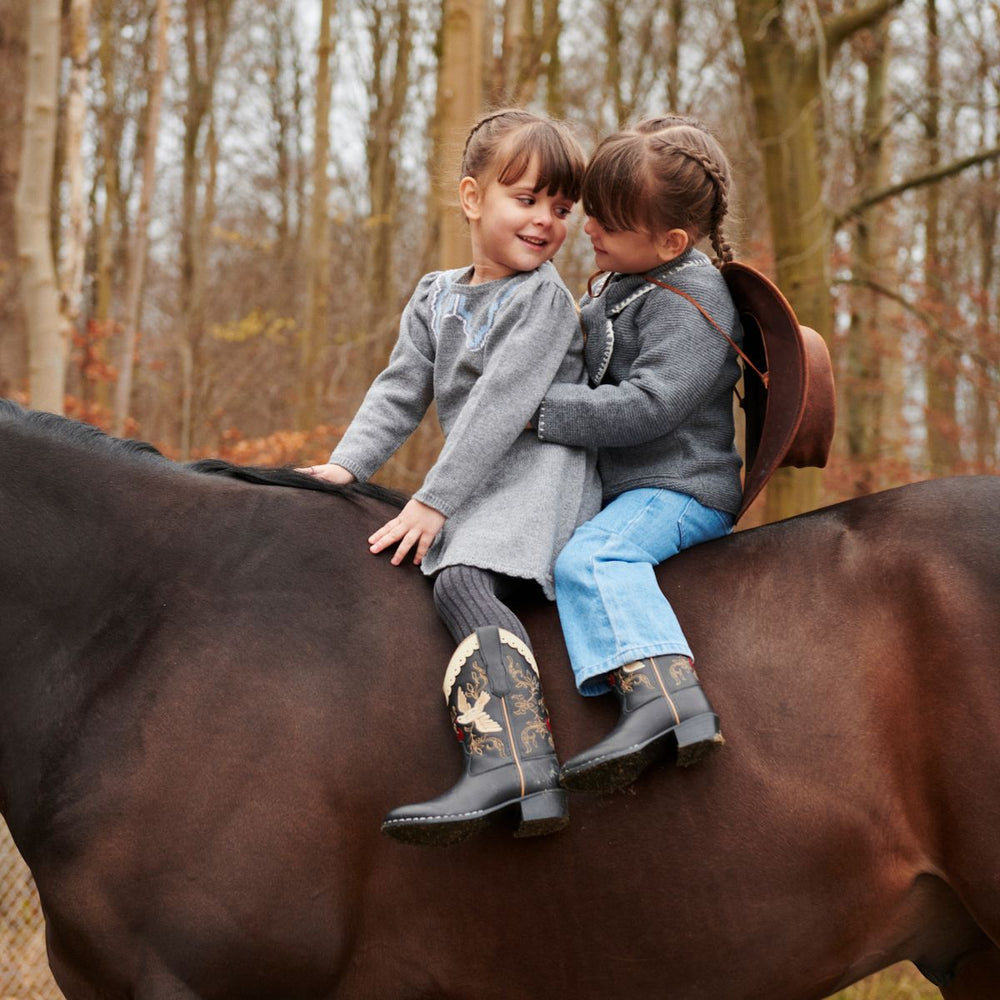 De Copenhagen Colors limited cowboylaarzen black dove black zijn robuuste leren laarzen in klassiek zwart. Het ontwerp heeft een verfijnde afwerking en stevige zool. VanZus
