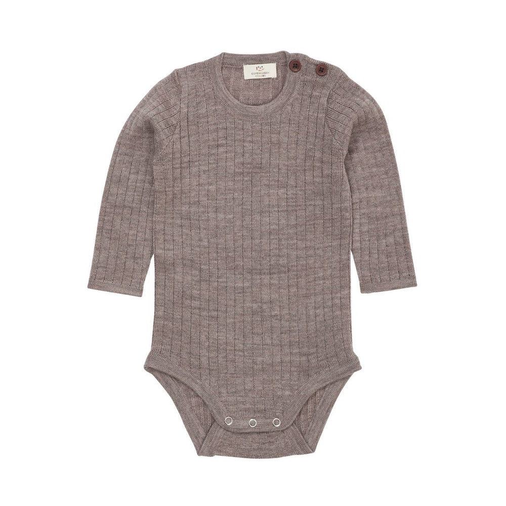 Het Copenhagen Colors merino rib rompertje natural melange is gemaakt van 100% Merinowol. Dit natuurlijke materiaal reguleert de temperatuur en is zacht voor de huid. VanZus