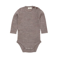 Het Copenhagen Colors merino rib rompertje natural melange is gemaakt van 100% Merinowol. Dit natuurlijke materiaal reguleert de temperatuur en is zacht voor de huid. VanZus