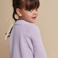 De Copenhagen Colors classic rib trui lavender is een fijne basic in een zachte lila kleur. De ribstructuur geeft de trui extra comfort en bewegingsvrijheid. VanZus
