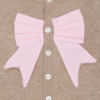 Het Copenhagen Colors cashmere vestje poplin bow sand/lavender is een comfortabel vestje met een verfijnde uitstraling. De beige kleur en de lavendelkleurige strik maken het ontwerp bijzonder. VanZus