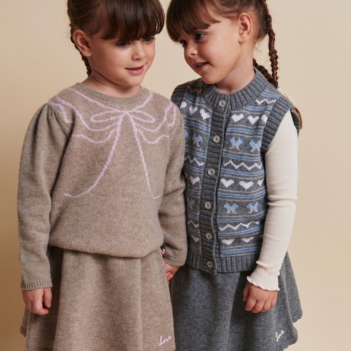 Het Copenhagen Colors cashmere rokje sand melange is een zacht en warm rokje voor de winter. De beige basiskleur wordt speels aangevuld met roze details: ‘love’ op de voorkant, een hartje achterop. VanZus