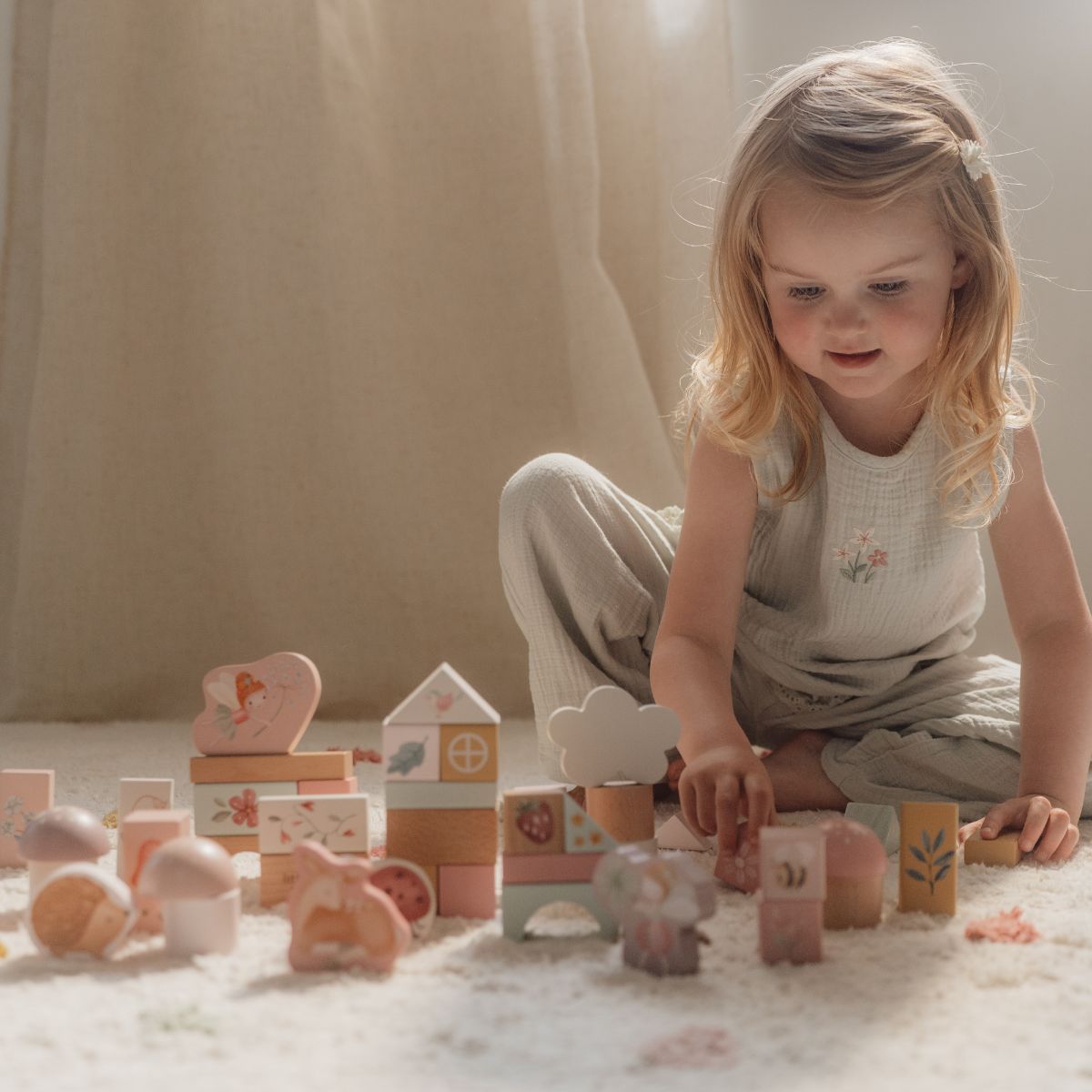 Voor kleine bouwers: de Little Dutch bouwblokken uit de fairy garden-collectie! Deze kleurrijke houten blokken stimuleren creativiteit en motoriek. Ideaal voor kinderen vanaf 2 jaar! VanZus