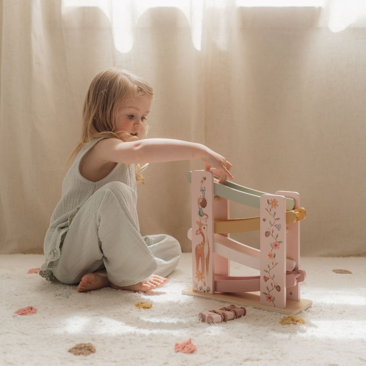 Geniet van uren speelplezier met de Little Dutch houten rollerbaan in het fairy garden-thema. Ideaal voor kinderen vanaf 18 maanden, met pastelkleuren en stevige constructie. VanZus