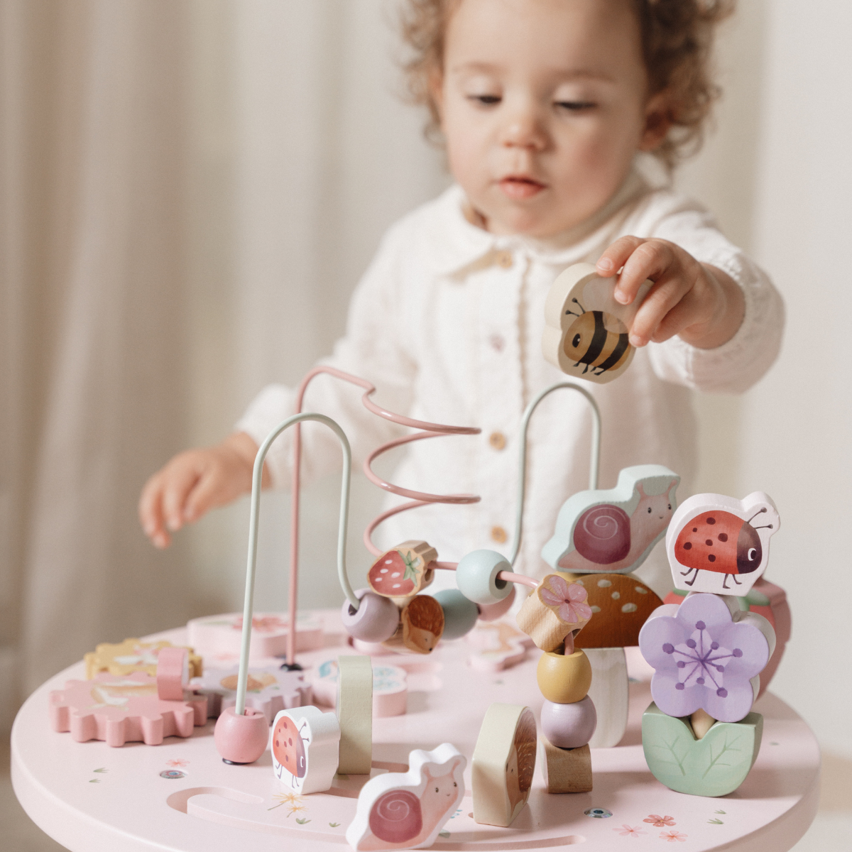 Ontdekken maar! De fairy garden activiteitentafel van het merk Little Dutch zit boordevol leuke spelletjes voor kleine ontdekkers. Ontwikkelen, spelen en plezier maken. VanZus