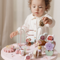 Ontdekken maar! De fairy garden activiteitentafel van het merk Little Dutch zit boordevol leuke spelletjes voor kleine ontdekkers. Ontwikkelen, spelen en plezier maken. VanZus