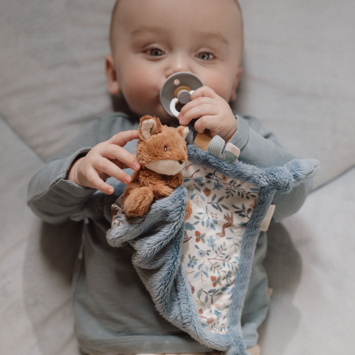 Het knuffeldoekje print vos uit de lijn forest friends van Little Dutch is praktisch en leuk:  een zacht knuffelbaar vosje en een lusje om de speen aan vast te maken. Ideaal voor thuis en onderweg. VanZus