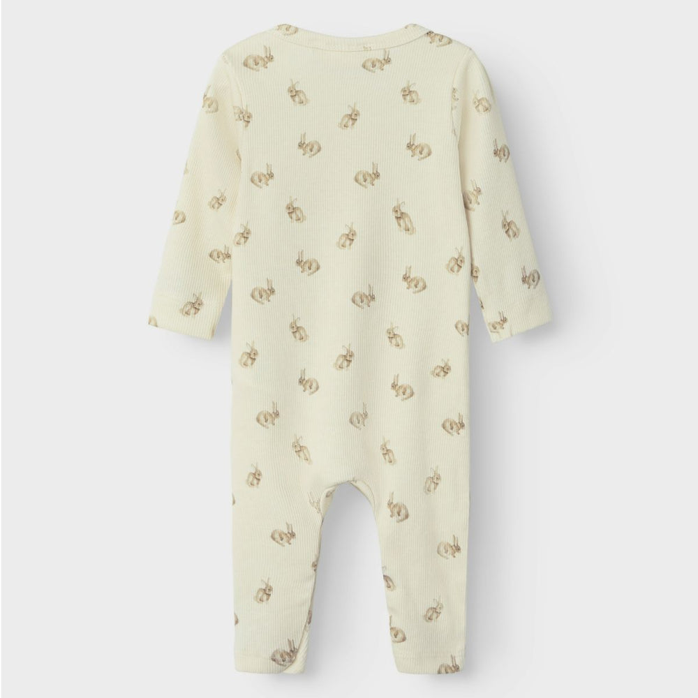 Hoe enorm schattig is deze lavo emo longsleeve slim onesie in de kleur turtledove rabbit van het lieve merk Lil' Atelier?! Dit schattige rompertje is heerlijk comfortabel voor je kleintje en wil je het liefst elke dag aandoen bij je kleintje, zo leuk is hij! VanZus