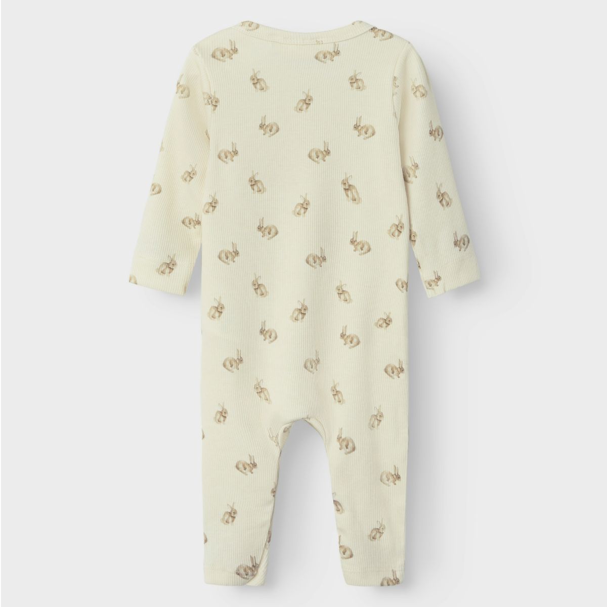 Hoe enorm schattig is deze lavo emo longsleeve slim onesie in de kleur turtledove rabbit van het lieve merk Lil' Atelier?! Dit schattige rompertje is heerlijk comfortabel voor je kleintje en wil je het liefst elke dag aandoen bij je kleintje, zo leuk is hij! VanZus