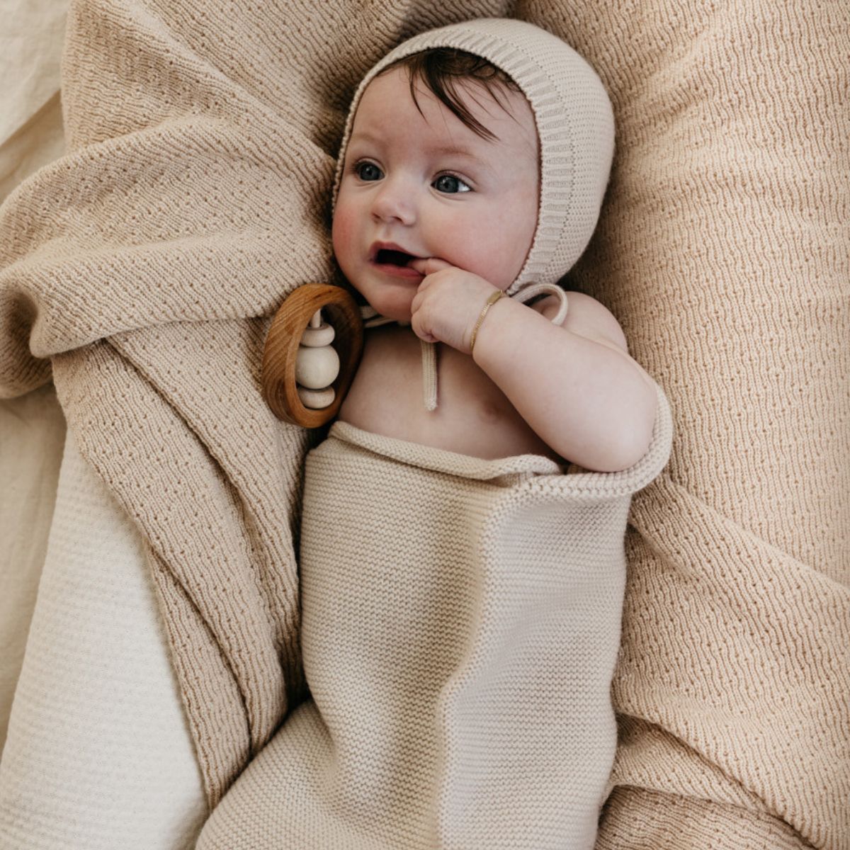Deken dora van Hvid, in oat, biedt warmte en comfort voor je baby met zacht merino lamswol. Ribgebreid, zacht en warm. Een stijlvolle deken. In diverse kleuren. VanZus