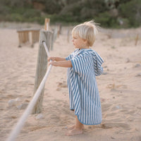 Lekker opdrogen en opwarmen doet je kleintje met deze badponcho in de variant ocean sea life ocean blue van het merk Little Dutch. Deze schattige badponcho is heerlijk zacht en ziet er ook nog eens heel schattig uit! VanZus