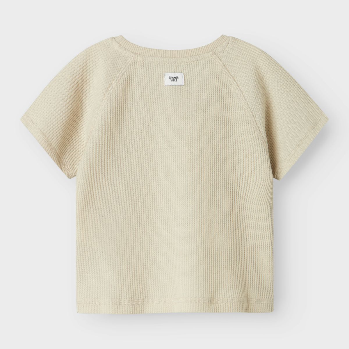 Dit lieve shirt is de ideale basis voor comfortabele en schattige outfits. Het jago shirt in de kleur peyote van het merk Name It is gemaakt van 100% organisch katoen en voelt dan ook lekker zacht aan. VanZus