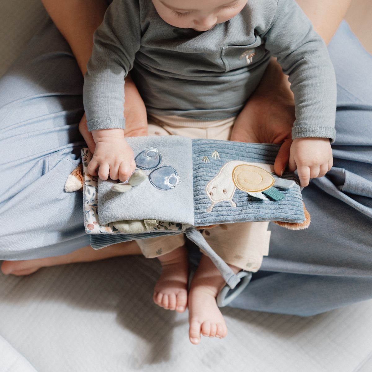 Het buggyboekje uit de forest friends-collectie van Little Dutch is een interactief speeltje vol kleuren en texturen. Ideaal voor in de kinderwagen, stimuleert het de zintuigen van je kleintje. Perfect cadeau! VanZus