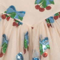 Roze met glitters én kersjes?! De heartlily jurk met pailletten in de kleur amarena sequin van het merk Konges Slojd is een absolute showstopper! Deze jurk is helemaal bezaaid met glinsterende kersen. VanZus
