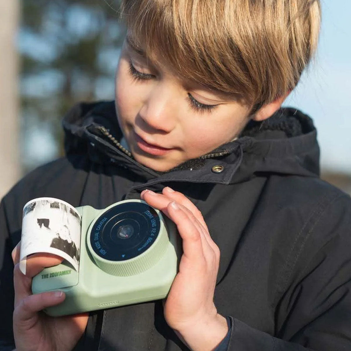 Is jouw kindje gek op het maken van foto's? Dan is deze zoo print camera in dino green van het merk The Zoofamily een absolute must have! Met deze coole camera kan je kleintje foto's maken die direct worden uitgeprint. VanZus