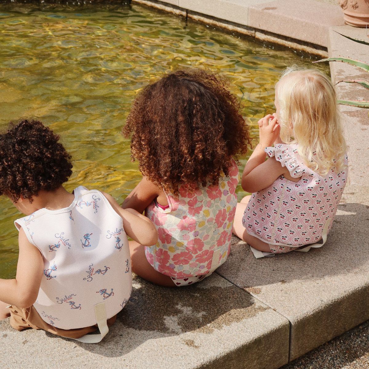 Het Konges Slojd avery zwemvest in de kleur fleur anglaise is een onmisbaar accessoire voor jouw kleine waterliefhebber. Dit zwemvestje biedt optimale veiligheid en ondersteuning tijdens het zwemmen, dankzij de hoogwaardige neopreen materialen. VanZus
