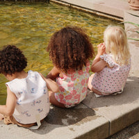 Het Konges Slojd avery zwemvest in de kleur fleur anglaise is een onmisbaar accessoire voor jouw kleine waterliefhebber. Dit zwemvestje biedt optimale veiligheid en ondersteuning tijdens het zwemmen, dankzij de hoogwaardige neopreen materialen. VanZus