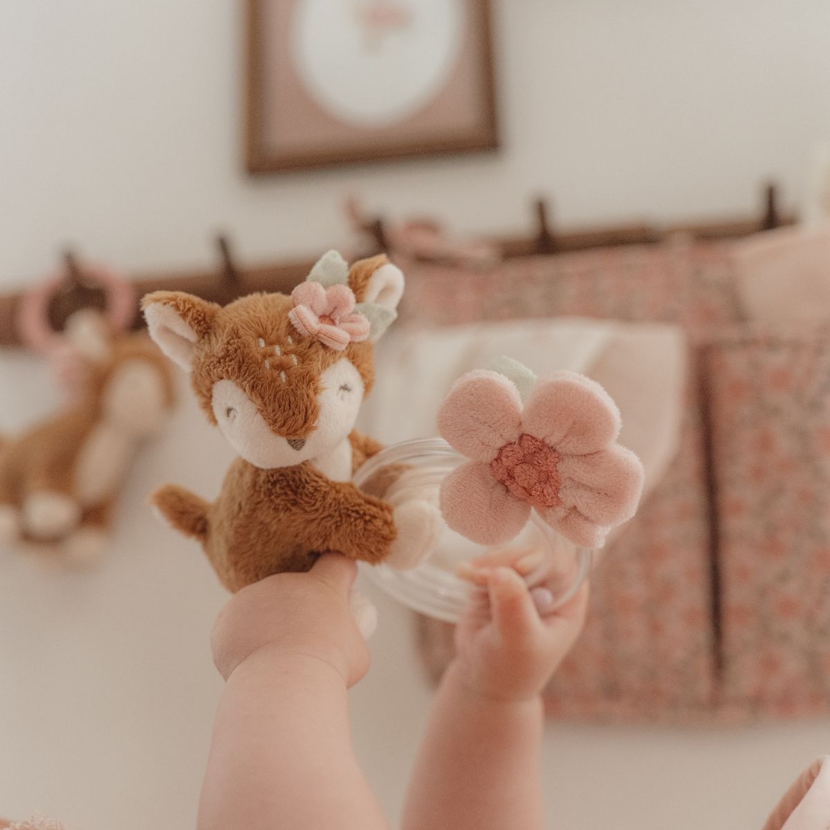 Spelen en ontdekken met de Little Dutch ringrammelaar hert uit het fairy garden-thema. Zacht rammelgeluid en veilige materialen stimuleren de zintuigen. Perfect cadeau voor baby's. VanZus