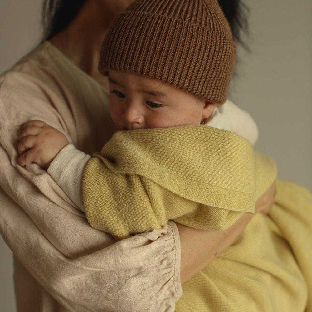 Deken felix van Hvid, in light yellow, biedt warmte en comfort voor je baby met zacht merino lamswol. Ribgebreid, zacht en warm. Een stijlvolle deken. In diverse kleuren. VanZus