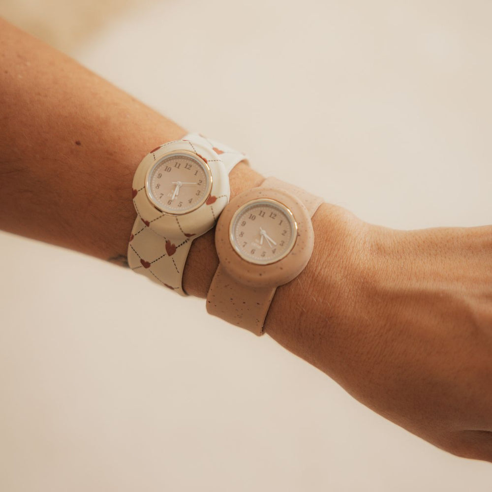 Het Mrs Ertha new strapies horloge cloudy blush is het ideale eerste horloge voor jouw kindje! Of misschien zelfs voor jou zelf? Dit horloge draagt lekker comfortabel en heeft prachtige, zachte kleuren. VanZus