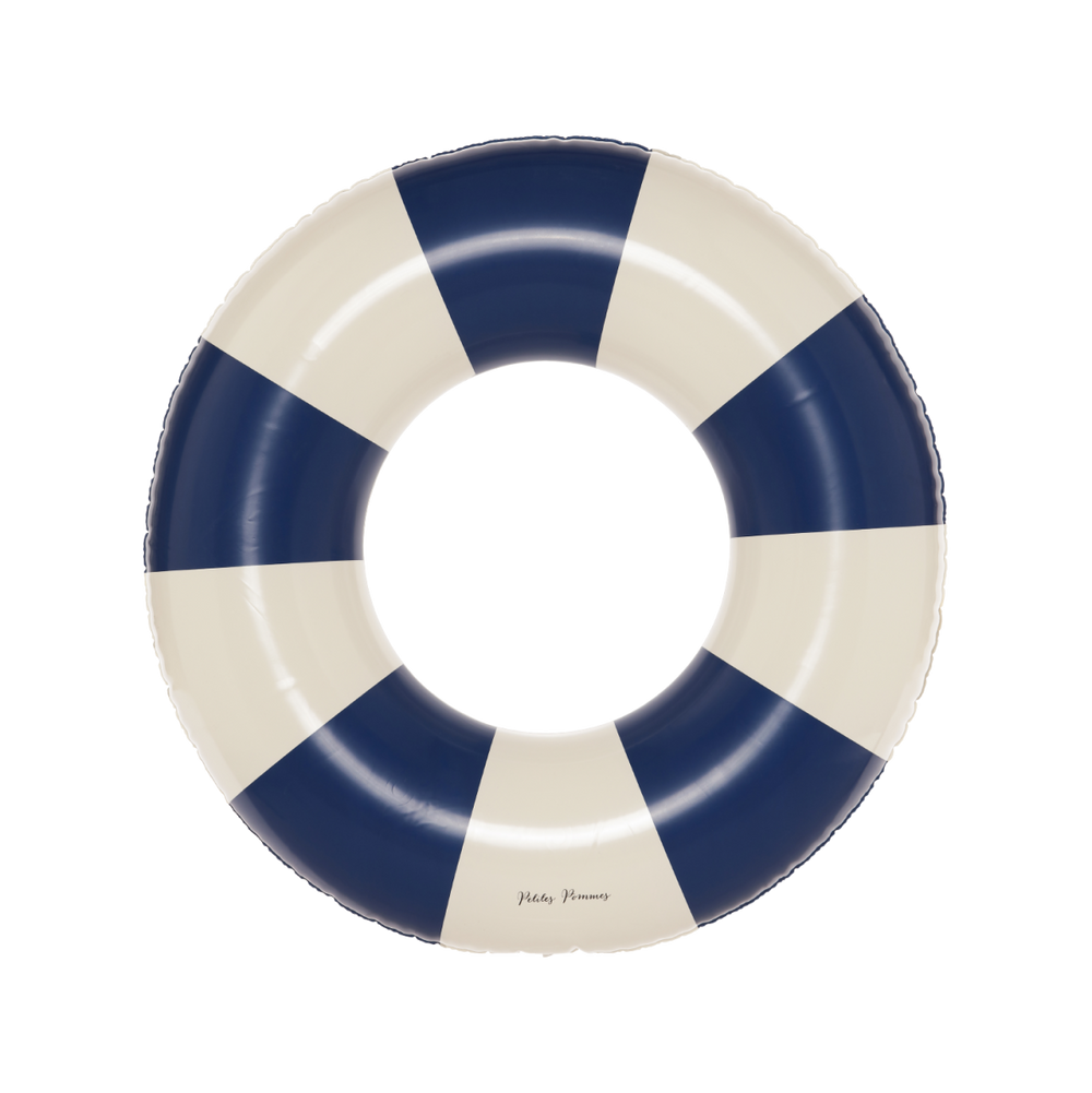 De Petites Pommes Olivia zwemband in de kleur cannes blue is een opblaasbare zwemband met een diameter van 45cm. Met deze zwemring kan jouw kindje heerlijk relaxen en zwemmen in het zwembad of de zee. VanZus.