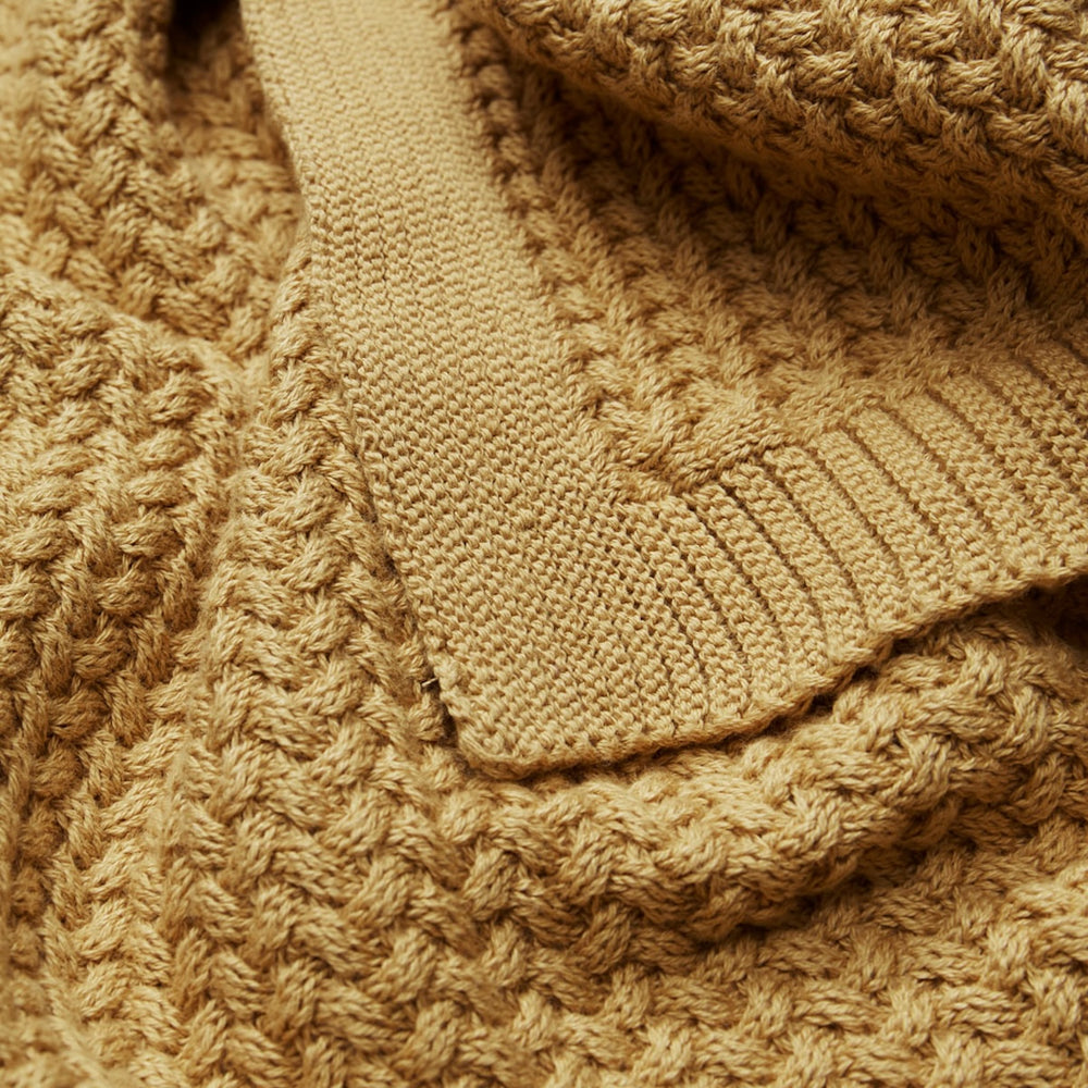 De Cam Cam Copenhagen harper knit baby deken in honey is een zachte, gebreide deken van 100% biologisch katoen. Met een rustgevende kleur biedt het comfort en warmte voor dagelijks gebruik. VanZus