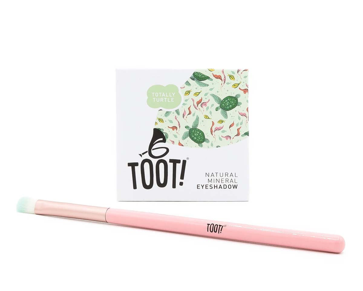 Het perfecte cadeau voor echte make-up liefhebbers: super starfish oogschaduw set van Toot! De set bestaat uit 1 glanzende groene oogschaduw en een zachte oogschaduwkwast. Verpakt in een luxe doos met print. Mooie kindermake-up. VanZus