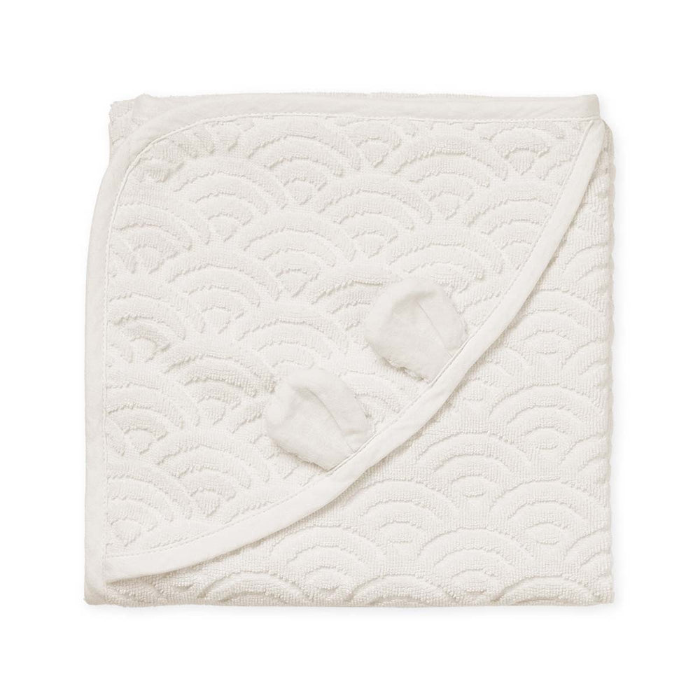Een schattige, warme en zachte badcape van Cam Cam Copenhagen in de kleur off-white. Afmeting 80x80 cm, met schattige oortjes. Gebruik hem thuis, bij het zwembad of op het strand. VanZus 