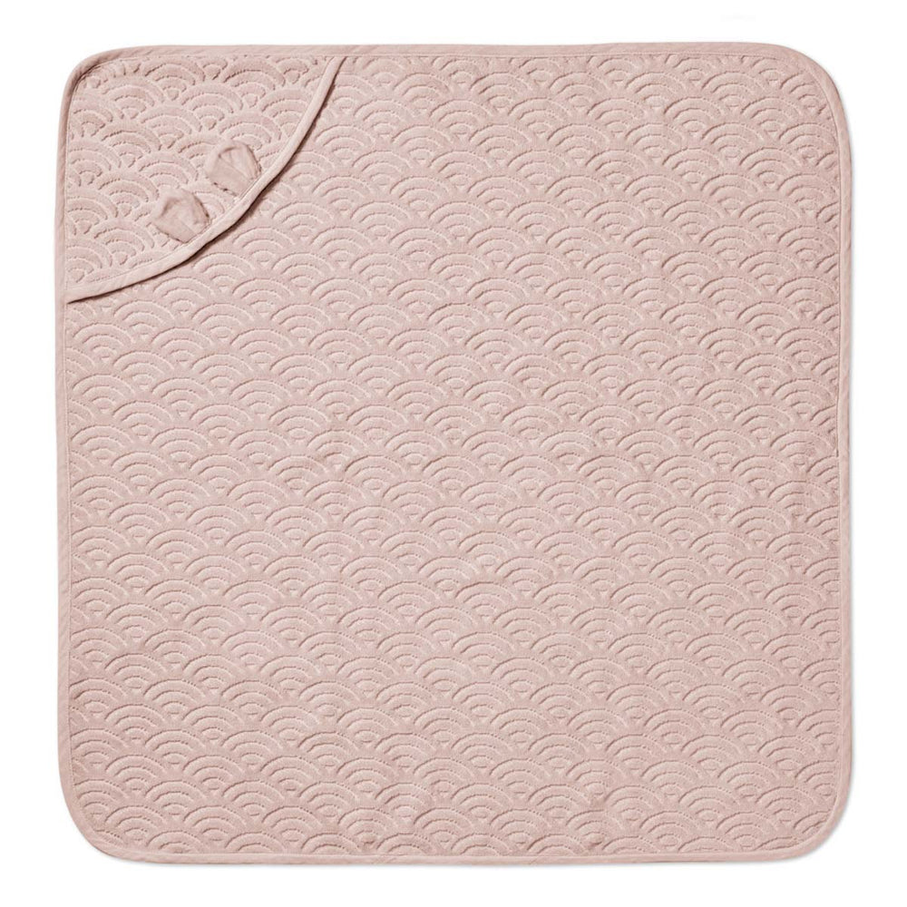 Een schattige, warme en zachte badcape van Cam Cam Copenhagen in de kleur dusty rose. Afmeting 80x80 cm, met schattige oortjes. Gebruik hem thuis, bij het zwembad of op het strand. VanZus