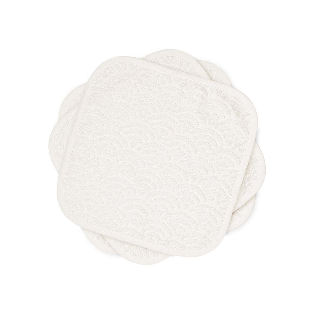 Onmisbaar voor de verzorging van jouw mini: de 3-pack wasdoekjes in off-white. Functionele washandjes, van 100% organisch katoen, zacht en absorberend. Met een sierlijk randje. Machinewasbaar op 40 graden. VanZus