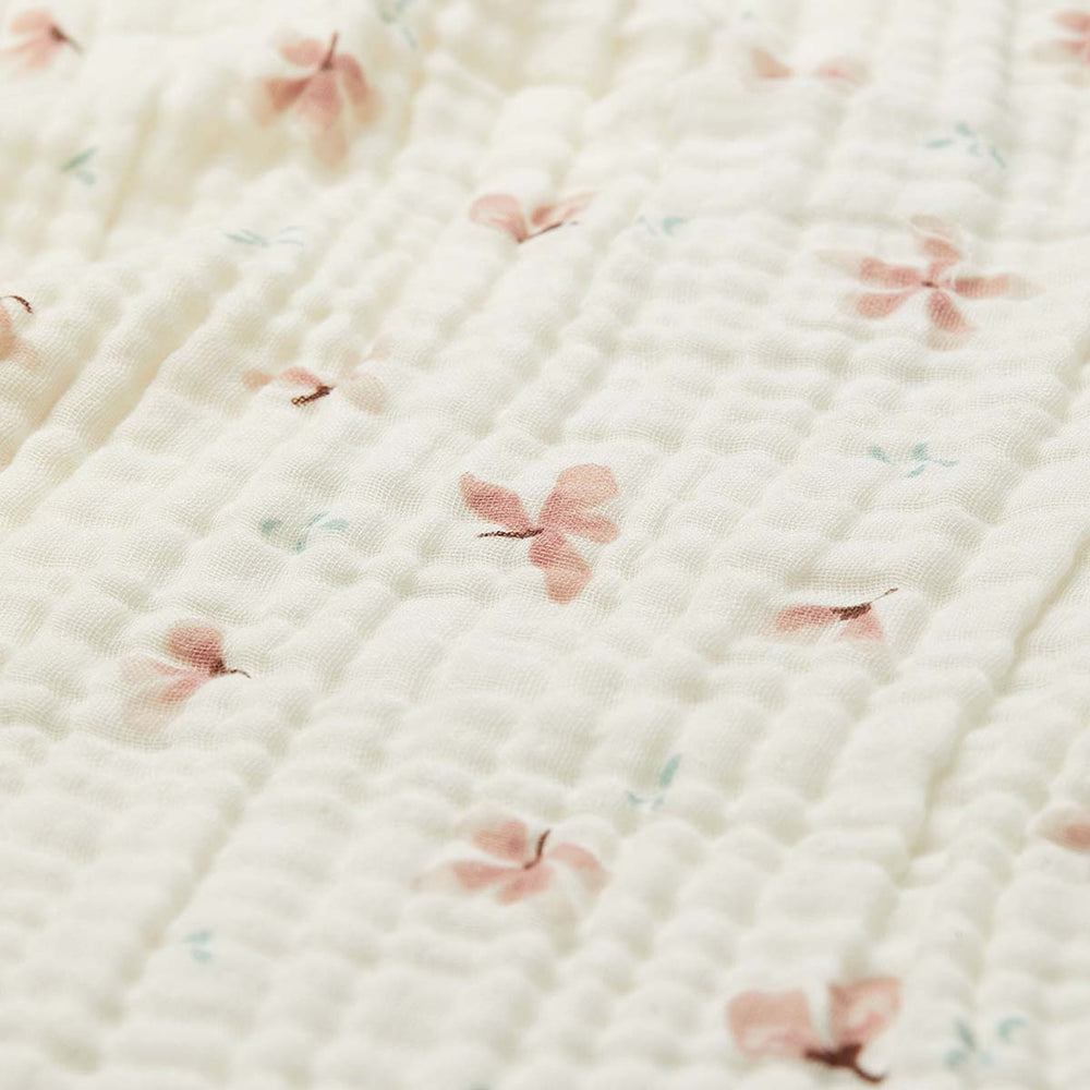 Multifunctioneel: de mousseline deken in variant windflower crème van Cam Cam Copenhagen. Een must-have. Gebruik hem thuis of onderweg. Afmeting 100x100 cm. VanZus