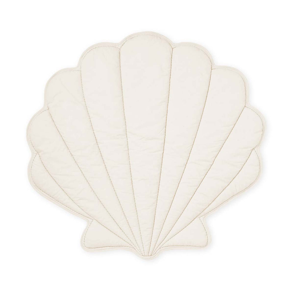 Creëer een gezellige speelplek met het prachtige speelkleed Sea Shell in off-white. Gemaakt van zacht, GOTS-gecertificeerd katoen met gerecyclede polyester vulling. Machinewasbaar op 40 graden, 90x100 cm. VanZus