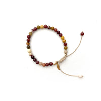 Hoe lief is dit? De me and mom armbanden set in de variant mookaite kan je deze met je kleintje! In deze lieve set zitten twee armbandjes. Met 24-karaats vergulde koperen onderdelen zijn het unieke armbanden, een symbool van jullie onvoorwaardelijke liefde en bijzondere band. VanZus