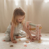 Geniet van uren speelplezier met de Little Dutch houten rollerbaan in het fairy garden-thema. Ideaal voor kinderen vanaf 18 maanden, met pastelkleuren en stevige constructie. VanZus