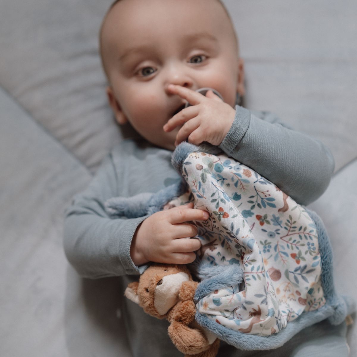 Het knuffeldoekje print vos uit de lijn forest friends van Little Dutch is praktisch en leuk:  een zacht knuffelbaar vosje en een lusje om de speen aan vast te maken. Ideaal voor thuis en onderweg. VanZus