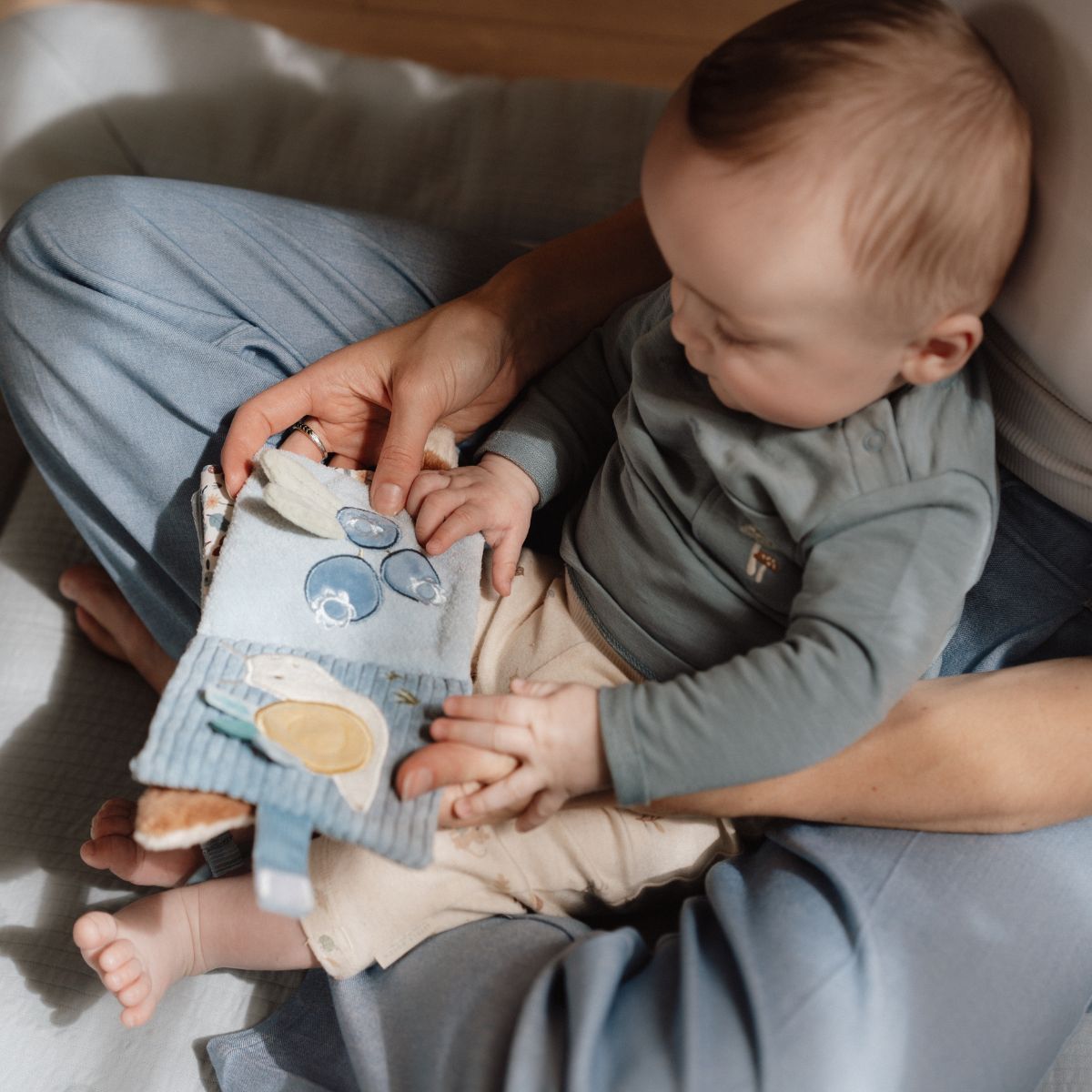 Het buggyboekje uit de forest friends-collectie van Little Dutch is een interactief speeltje vol kleuren en texturen. Ideaal voor in de kinderwagen, stimuleert het de zintuigen van je kleintje. Perfect cadeau! VanZus