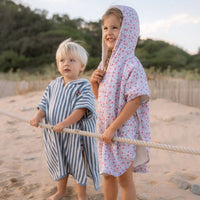 Lekker opdrogen en opwarmen doet je kleintje met deze badponcho in de variant ocean sea life ocean blue van het merk Little Dutch. Deze schattige badponcho is heerlijk zacht en ziet er ook nog eens heel schattig uit! VanZus