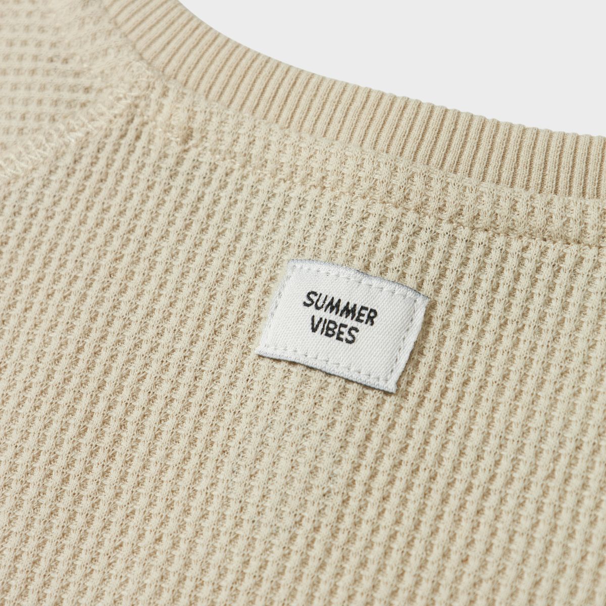 Dit lieve shirt is de ideale basis voor comfortabele en schattige outfits. Het jago shirt in de kleur peyote van het merk Name It is gemaakt van 100% organisch katoen en voelt dan ook lekker zacht aan. VanZus