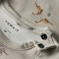Creëer schattige en comfortabele outfits voor je kleintje met dit faurus xslim rompertje in de kleur nacreous cloud van het merk Name It. Deze mooie romper is gemaakt van onder andere biologisch katoen en elastaan, en heeft een extra slim fit. VanZus