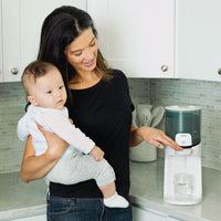 Met de Baby Brezza instant warmer warmwaterdispenser heb je altijd direct warm water voor de fles op de juiste temperatuur: niet meer in het holst van de nacht wachten op de flessenwarmer! Je hoeft alleen nog maar melkpoeder toe te voegen en binnen een paar seconden ben je klaar om te voeden.  VanZus