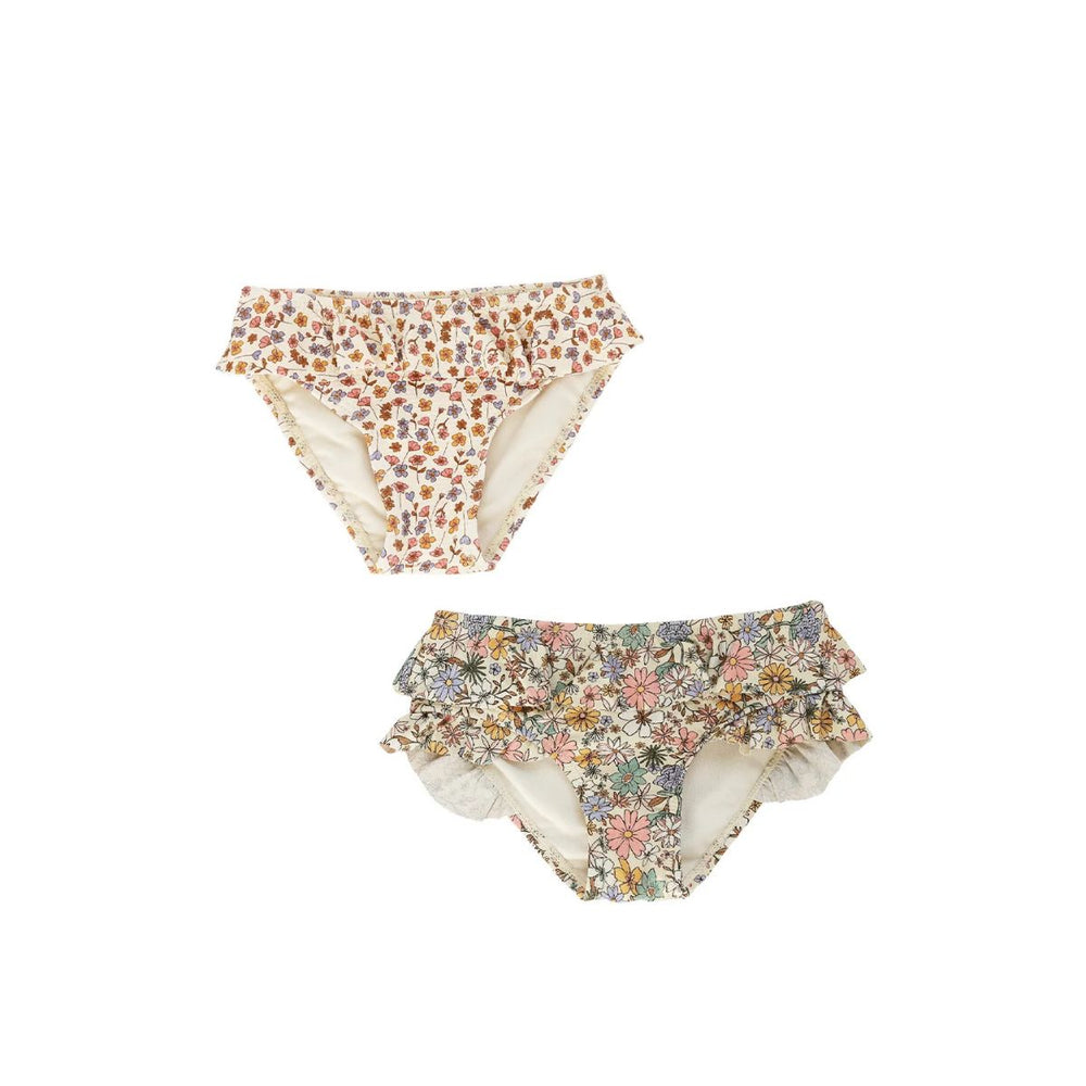 De Salted Stories flower bud x sparkly fleurs zwembroekjes shortbread komen in een handige 2-pack. Beide broekjes hebben een andere bloemenprint, superschattig! Zo kun je fijn afwisselen voor jouw kleintje. VanZus