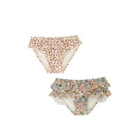 De Salted Stories flower bud x sparkly fleurs zwembroekjes shortbread komen in een handige 2-pack. Beide broekjes hebben een andere bloemenprint, superschattig! Zo kun je fijn afwisselen voor jouw kleintje. VanZus